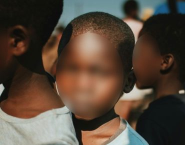 Menino de 5 anos é agredido na escola por ser filho de cristãos no Norte da África